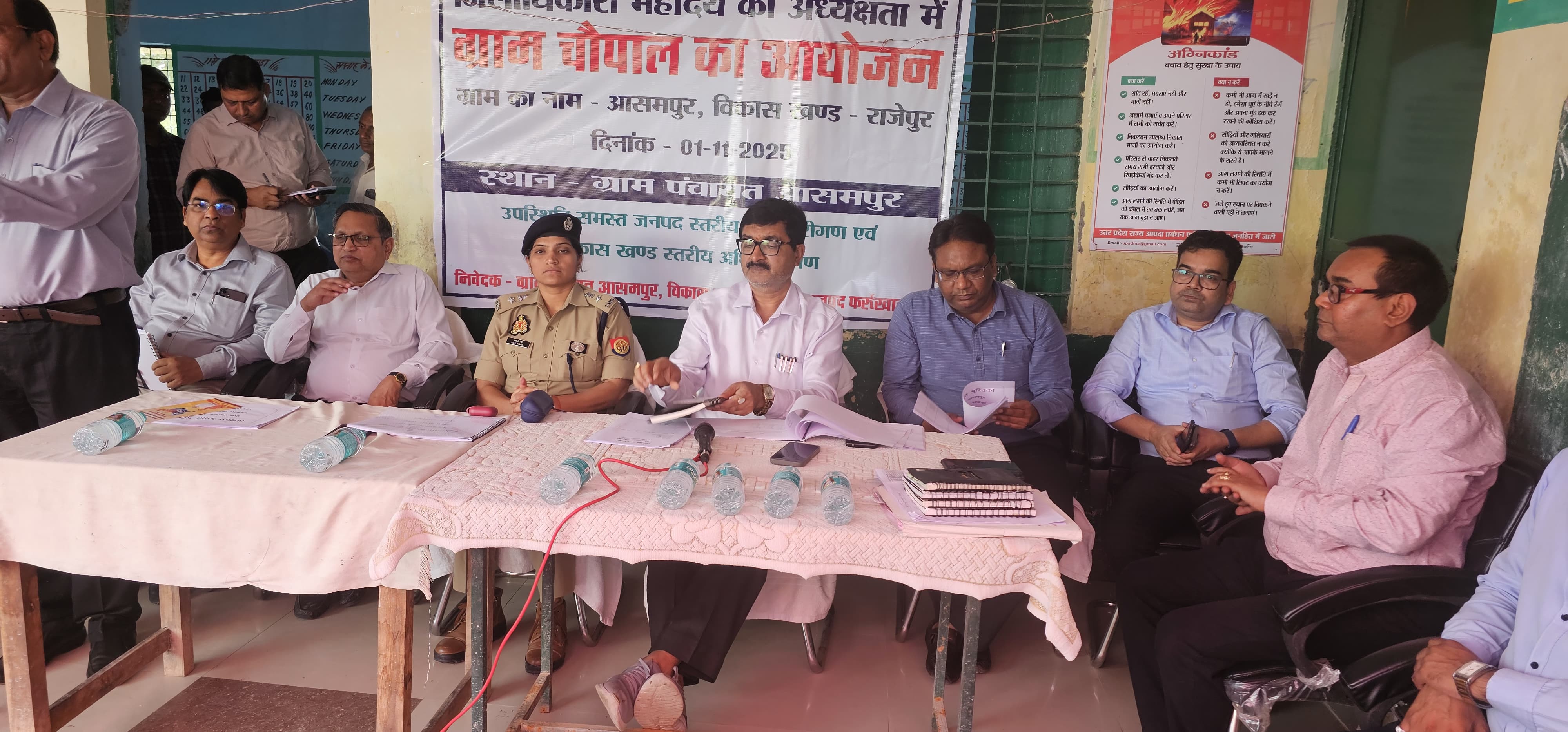 फर्रुखाबाद:तहसील अमृतपुर क्षेत्र की ग्राम चौपाल में ग्रामीणों की समस्याएं सुनीं, योजनाओं की दी जानकारी।