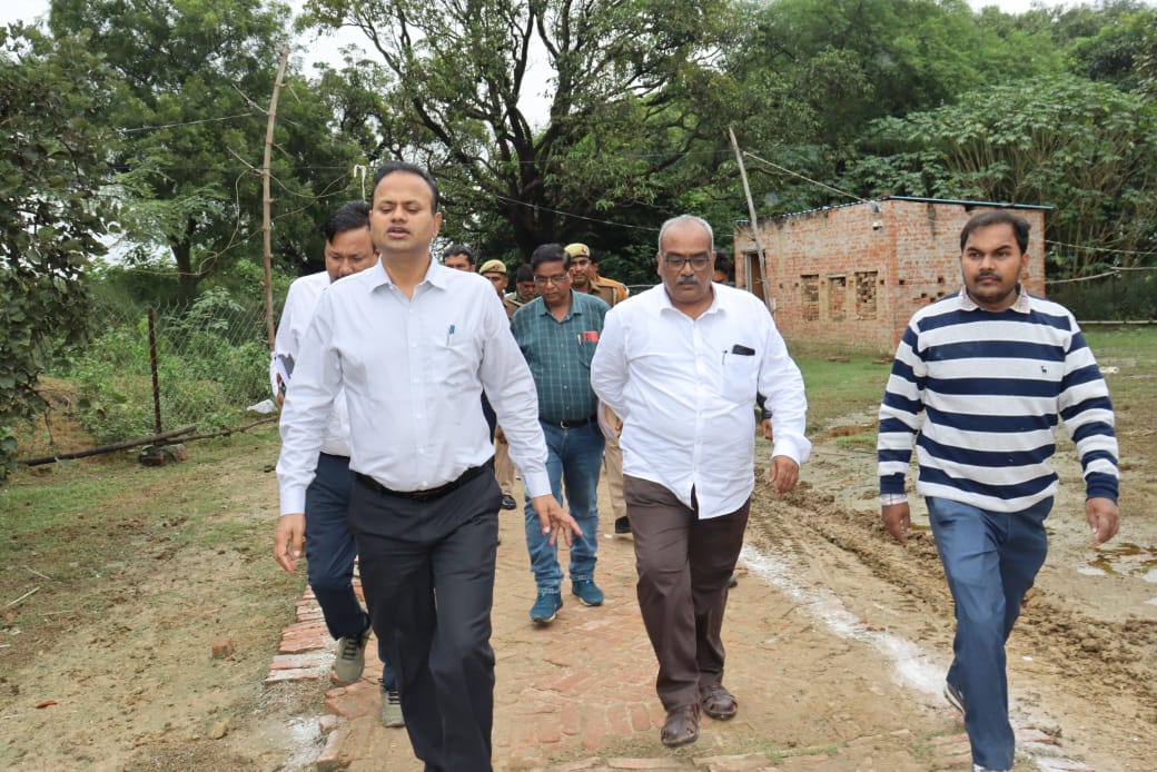 गौशाला निरीक्षण: आजमगढ़ जिलाधिकारी ने व्यवस्थाएं जांची, दिए सुधार के निर्देश