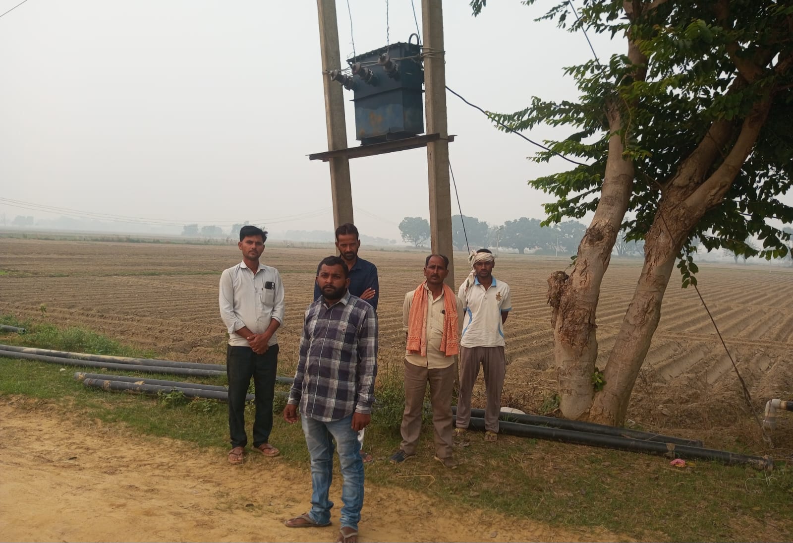 फर्रुखाबाद:चोरों के हौसले बुलंद, ट्रांसफार्मर से तेल चोरी की घटना से मचा हड़कंप