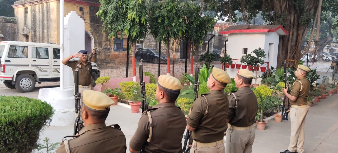 फर्रुखाबाद:एएसपी डॉ. संजय सिंह ने ली साप्ताहिक परेड की सलामी, पुलिसकर्मियों को अनुशासन व फिटनेस का दिया संदेश