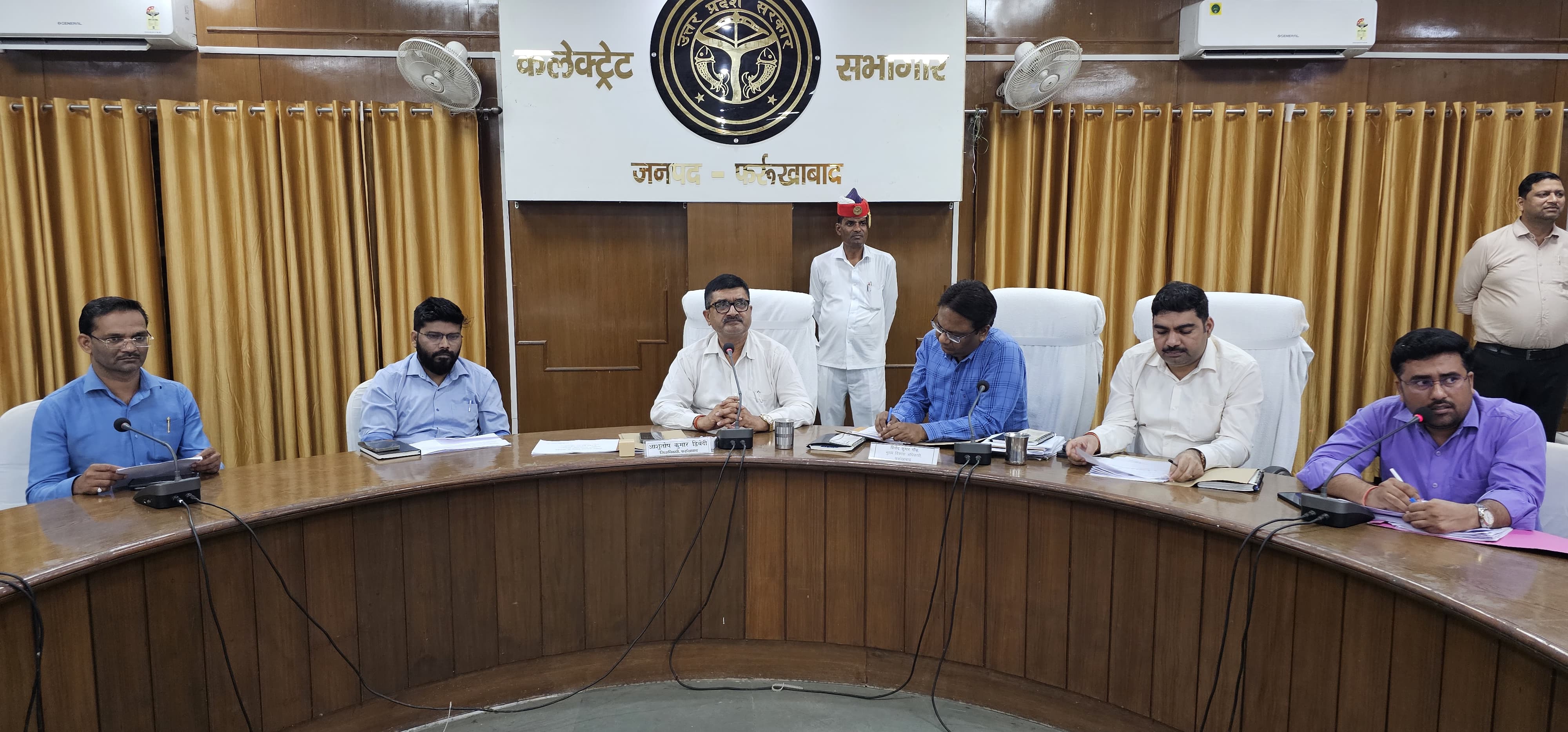 फर्रुखाबाद:फ्यूल स्टेशन अनापत्ति प्रमाणपत्रों के शीघ्र निस्तारण के निर्देश — जिलाधिकारी