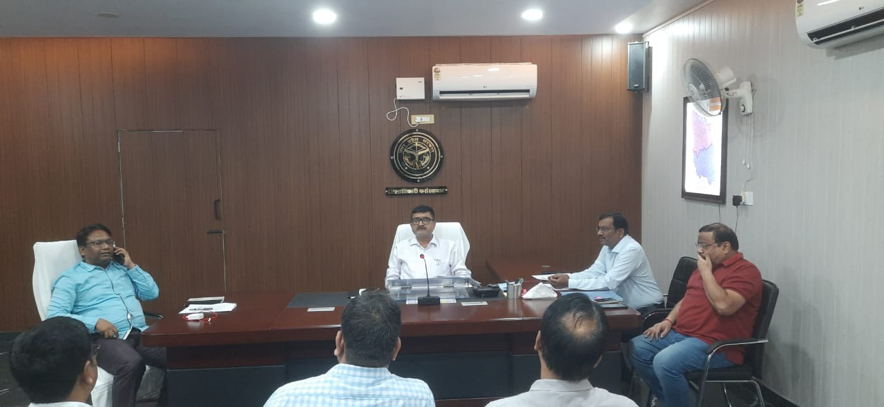 फर्रूखाबाद:जिलाधिकारी ने की उच्चस्तरीय बैठक, 12 आईएएस अधिकारी करेंगे विकास कार्यों का निरीक्षण