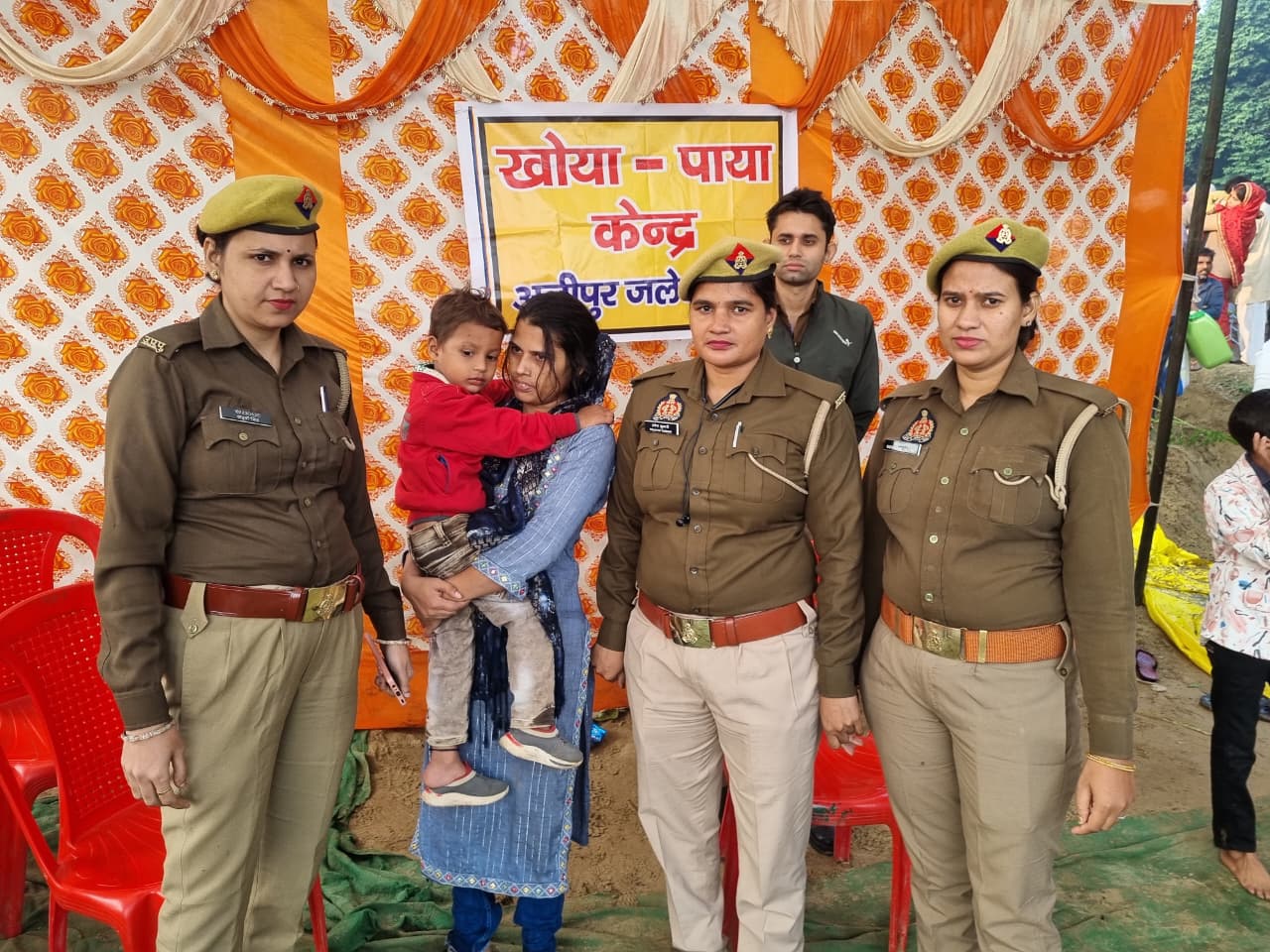 कन्नौज:जलेसर घाट पर कार्तिक पूर्णिमा स्नान के दौरान बिछड़ा मासूम पुलिस की तत्परता से परिजनों से मिला