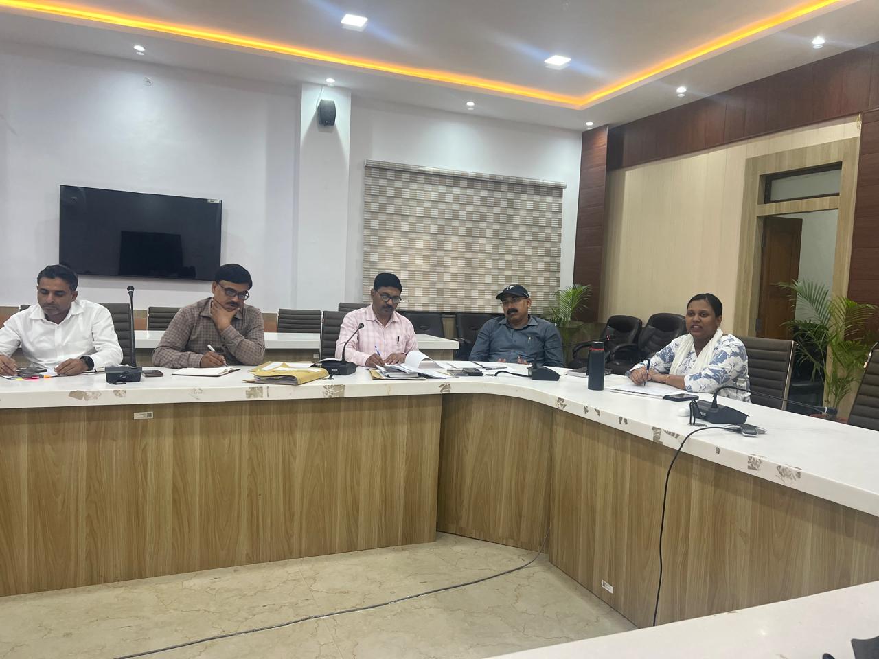 प्रयागराज: मुख्य विकास अधिकारी ने जीरो पावर्टी अभियान के प्रगति की समीक्षा की