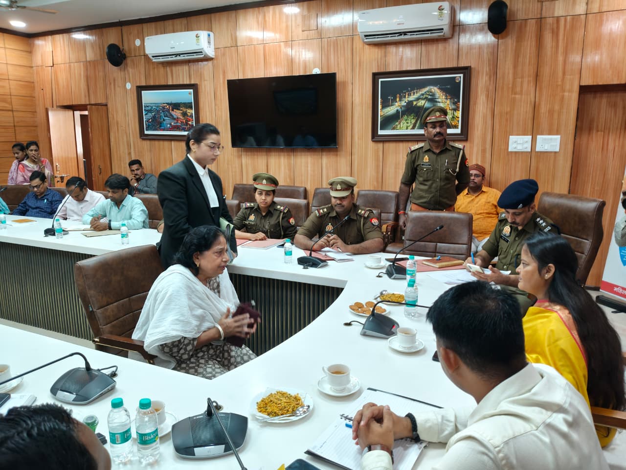 प्रयागराज: उ.प्र. राज्य महिला आयोग की मा0 सदस्या ने महिला जनसुनवाई में सुनी पीड़ित महिलाओं की समस्यायें