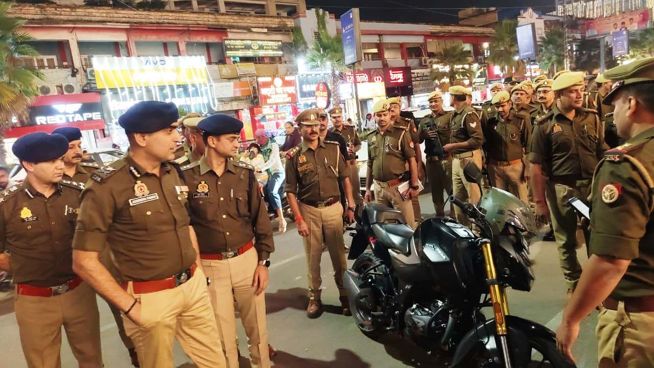 पुलिस आयुक्त प्रयागराज जोगेन्द्र कुमार द्वारा नगर जोन के सिविल लाइन्स थाना क्षेत्रान्तर्गत पैदल गश्त कर संदिग्ध वाहन/व्यक्तियों को चेक किया गया