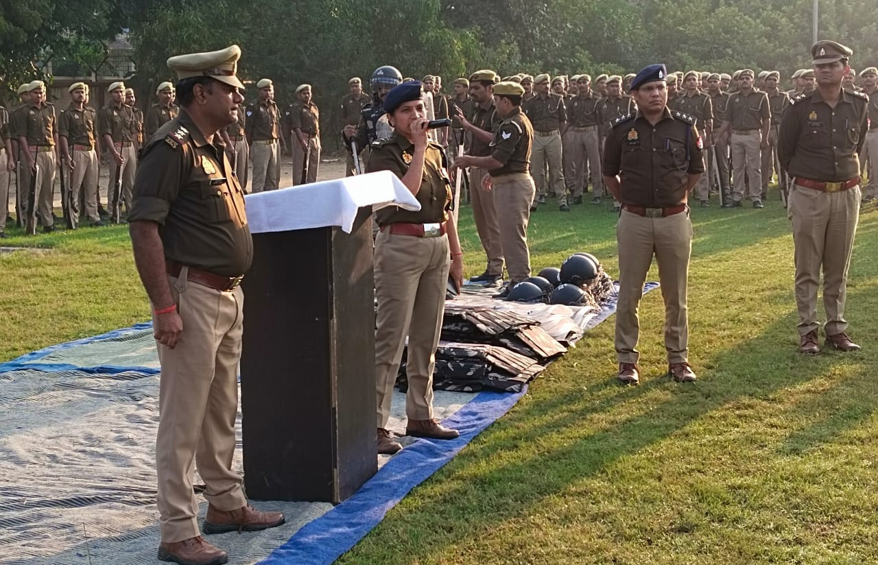 फर्रुखाबाद पुलिस लाइन में साप्ताहिक परेड का आयोजन, एसपी ने ली सलामी- बलवा नियंत्रण ड्रिल से बढ़ी पुलिस की तैयारी