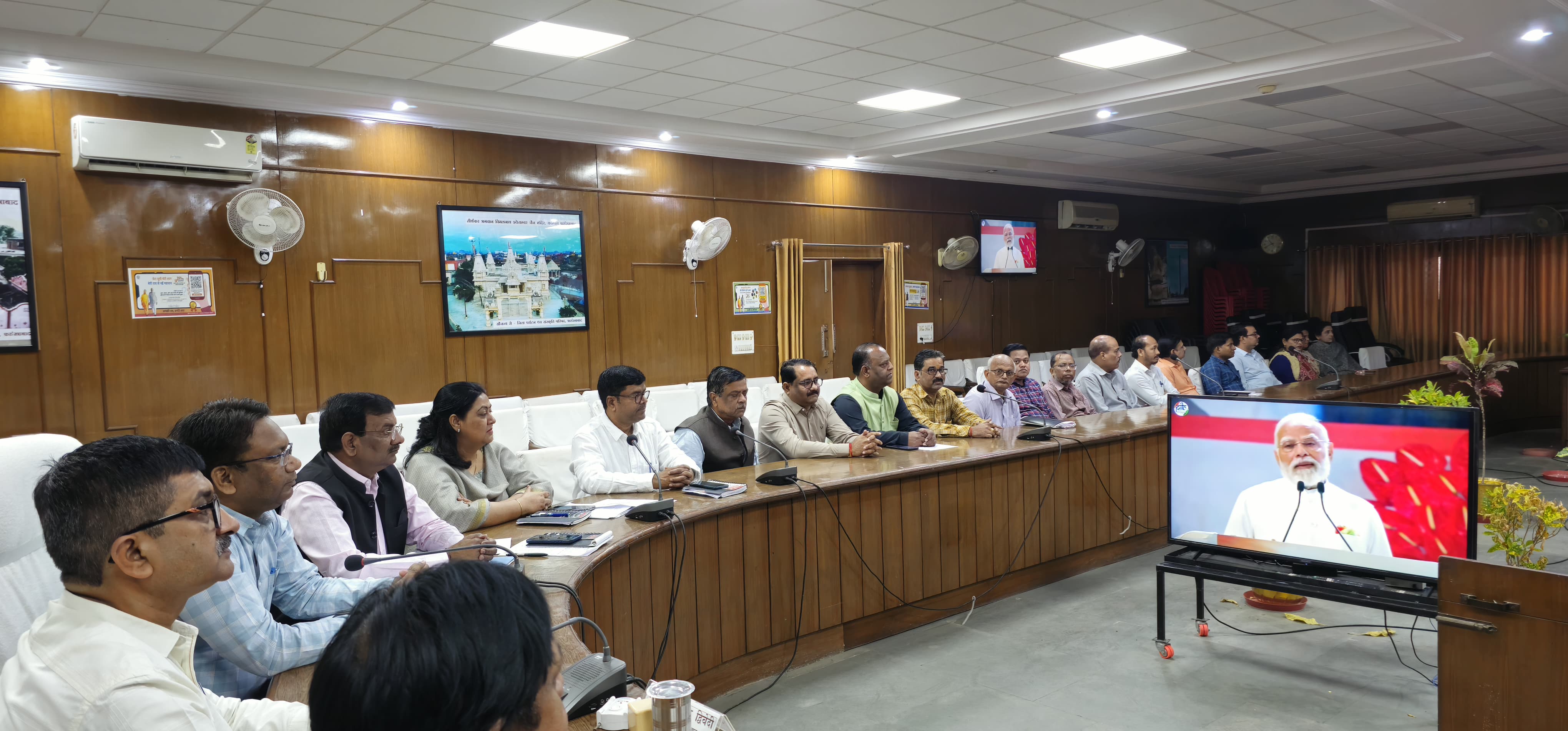 फर्रुखाबाद:'वंदे मातरम्' के 150 वर्ष पूर्ण होने पर जिलाधिकारी की अध्यक्षता में सजीव प्रसारण देखा गया, स्वदेशी का संकल्प लिया गया