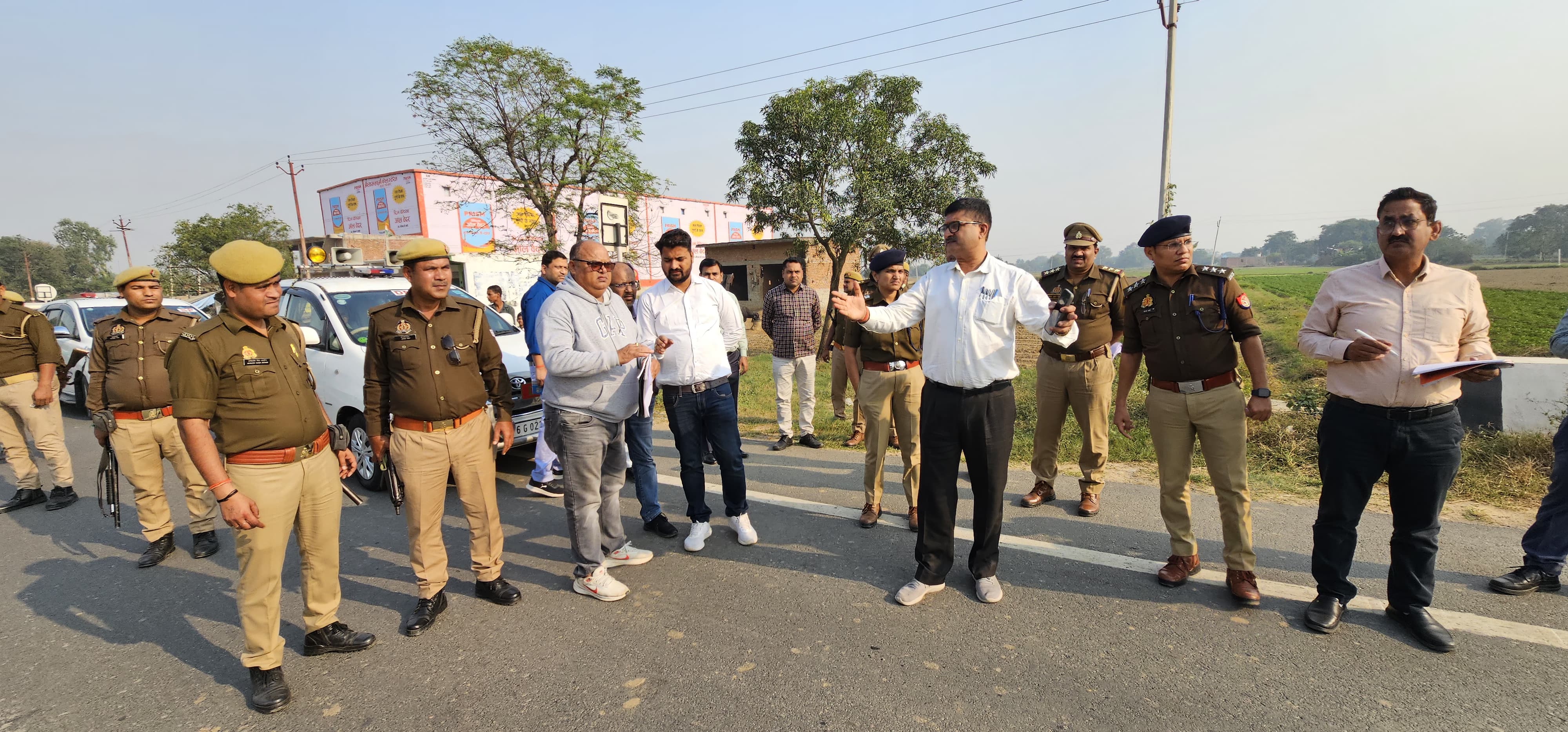 फर्रुखाबाद:दुर्घटनाओं की रोकथाम हेतु जिलाधिकारी व पुलिस अधीक्षक ने किया ब्लैक स्पॉट का निरीक्षण, सुधारात्मक कार्यों के निर्देश