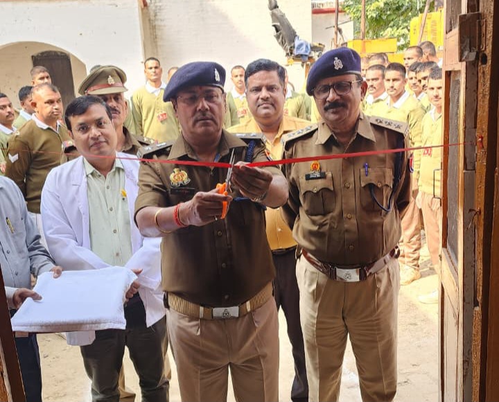 फर्रुखाबाद:फतेहगढ़ पुलिस लाइन में रक्तदान शिविर का आयोजन — पुलिसकर्मियों ने किया स्वैच्छिक रक्तदान