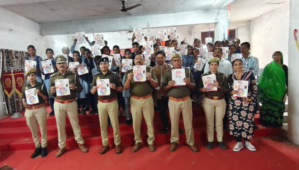 फर्रुखाबाद:थाना नवाबगंज पुलिस ने श्रीमती शकुंतला देवी इंटर कॉलेज में छात्राओं को किया जागरूक — मिशन शक्ति अभियान व यातायात माह के तहत कार्यक्रम आयोजित