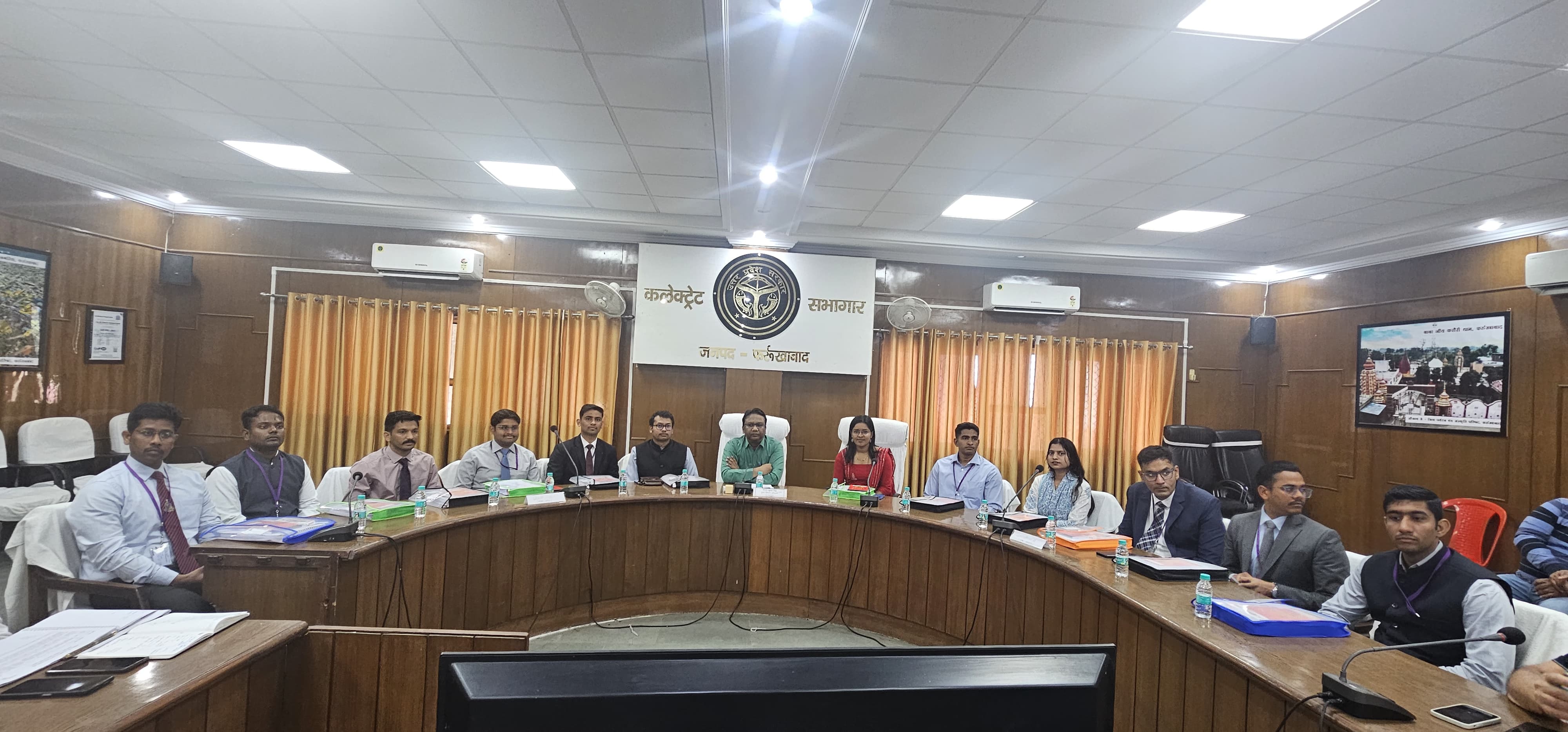 फर्रूखाबाद में प्रशिक्षु सिविल सेवकों के साथ हुई समीक्षा बैठक