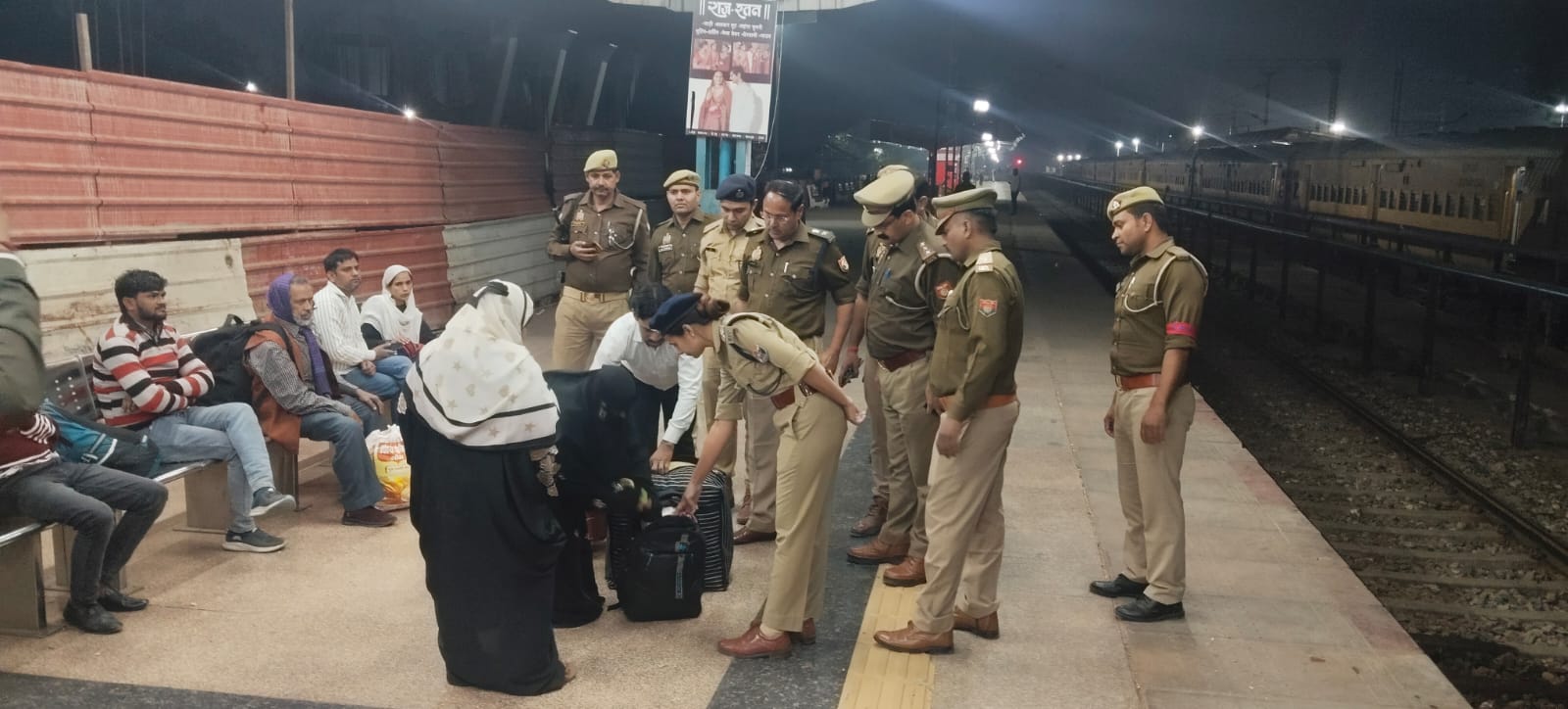 फर्रुखाबाद:दिल्ली धमाके के बाद जिले में पुलिस ने बढ़ाई सतर्कता, एएसपी ने किया सघन चेकिंग अभियान