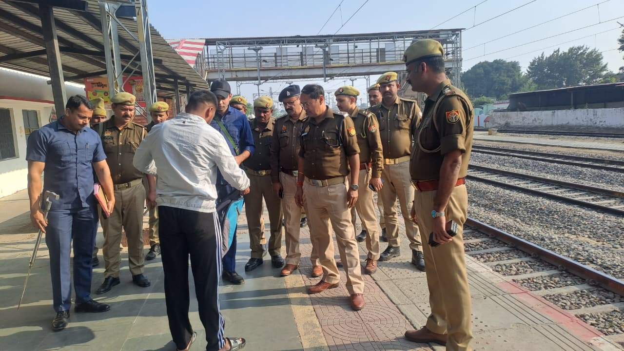 फर्रुखाबाद:अपर पुलिस अधीक्षक ने रेलवे स्टेशन पर सुरक्षा व्यवस्था का लिया जायजा, संदिग्धों व लावारिस वस्तुओं की सघन चेकिंग