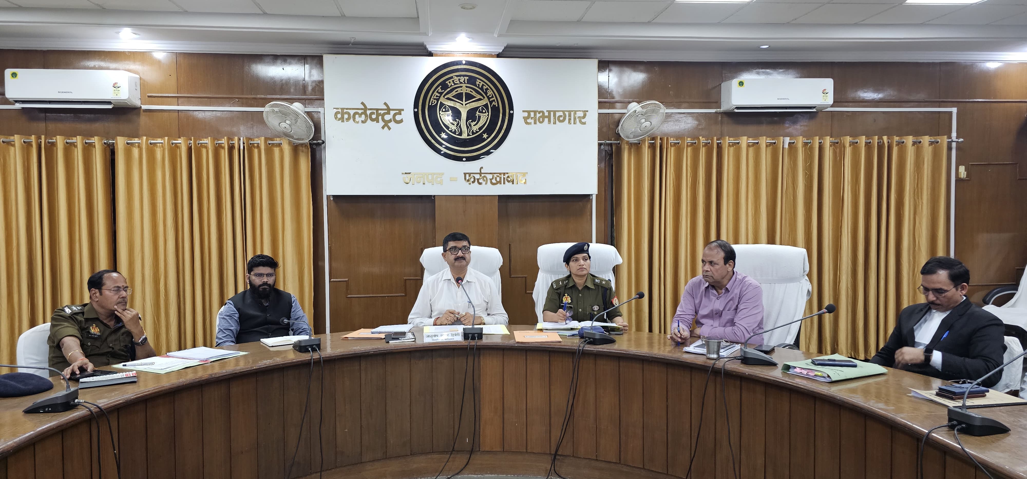 फर्रुखाबाद:खाद्य सुरक्षा एवं औषधि प्रशासन की जिलास्तरीय बैठक संपन्न — जिलाधिकारी ने दिए सख्त निर्देश