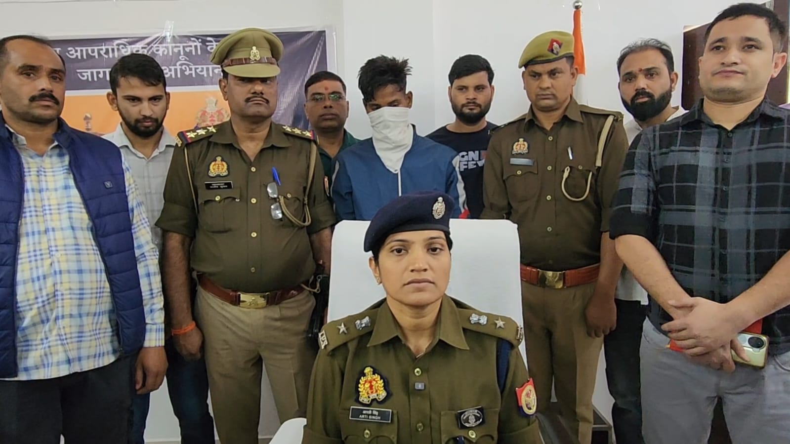 फर्रुखाबाद:चोरी के वांछित अभियुक्त सहित एक बाल अपचारी गिरफ्तार, बोलेरो लोडर सहित लाखों का माल बरामद