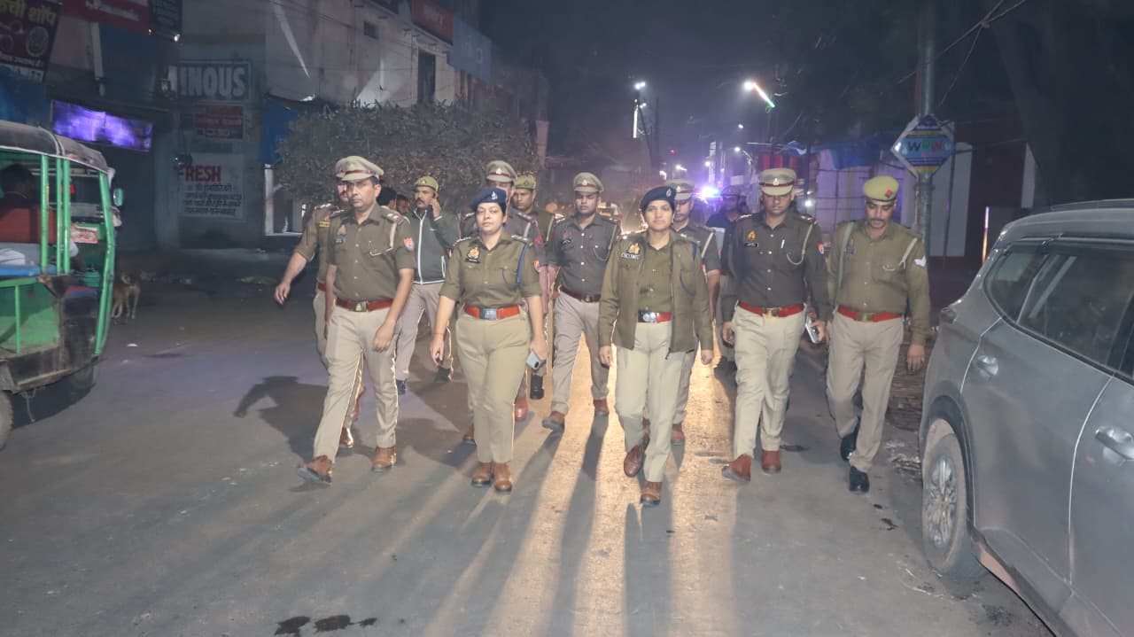 फर्रुखाबाद: पुलिस अधीक्षक आरती सिंह ने किया पैदल गश्त, कानून-व्यवस्था बनाए रखने के दिए निर्देश