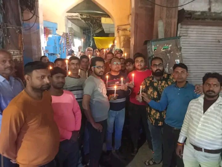 फर्रुखाबाद: लाल किला विस्फोट में शहीदों को श्रद्धांजलि, सुभाष गेट पर कांग्रेस कार्यकर्ताओं ने जलाईं मोमबत्तियां