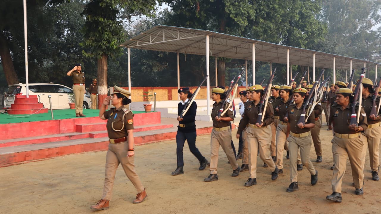 फर्रुखाबाद: पुलिस अधीक्षक आरती सिंह ने साप्ताहिक परेड में ली सलामी, अनुशासन व फिटनेस पर दिया विशेष जोर