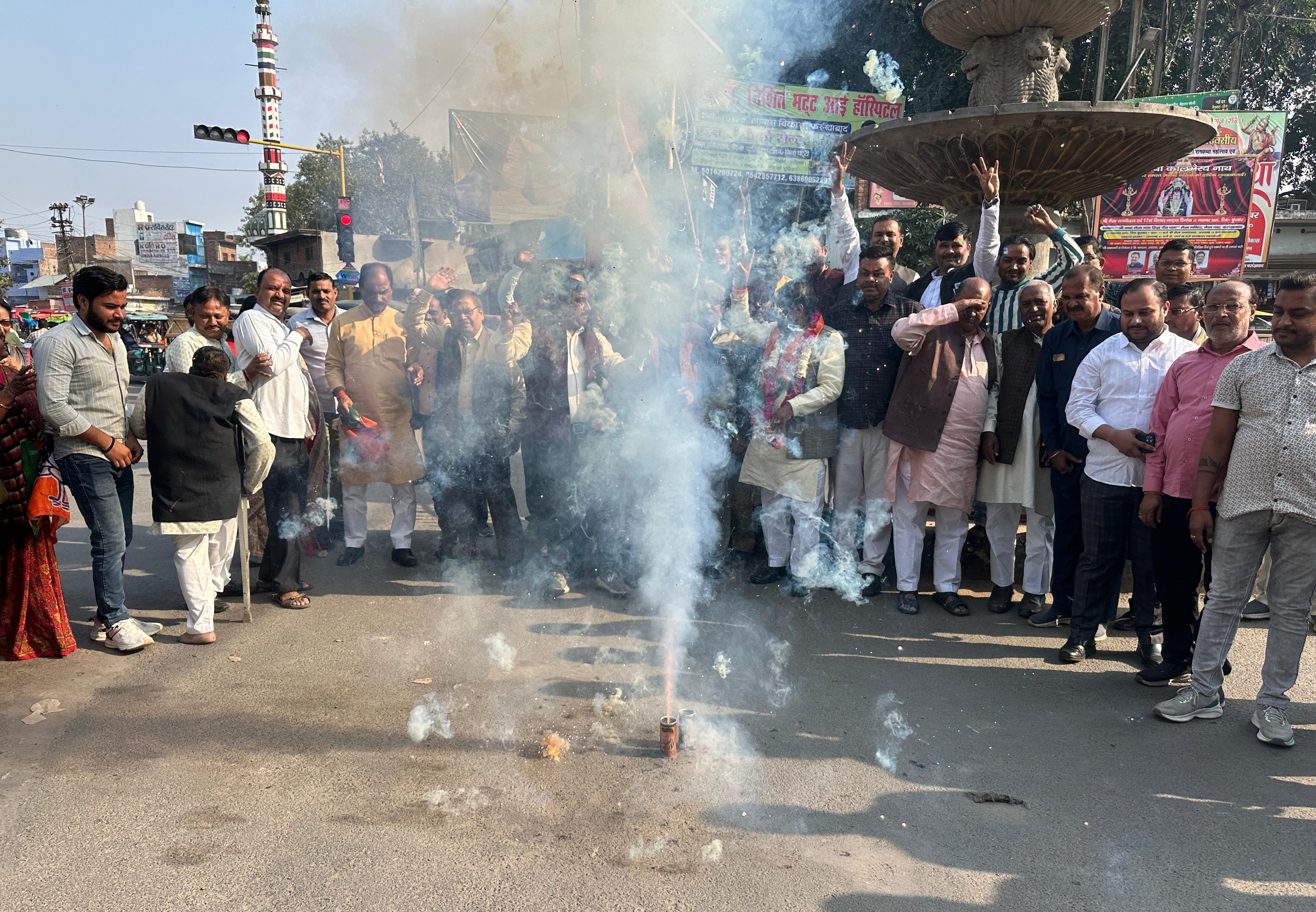 फर्रुखाबाद: बिहार चुनाव में एनडीए की प्रचंड जीत पर जिले में भाजपा कार्यकर्ताओं ने मनाया जश्न