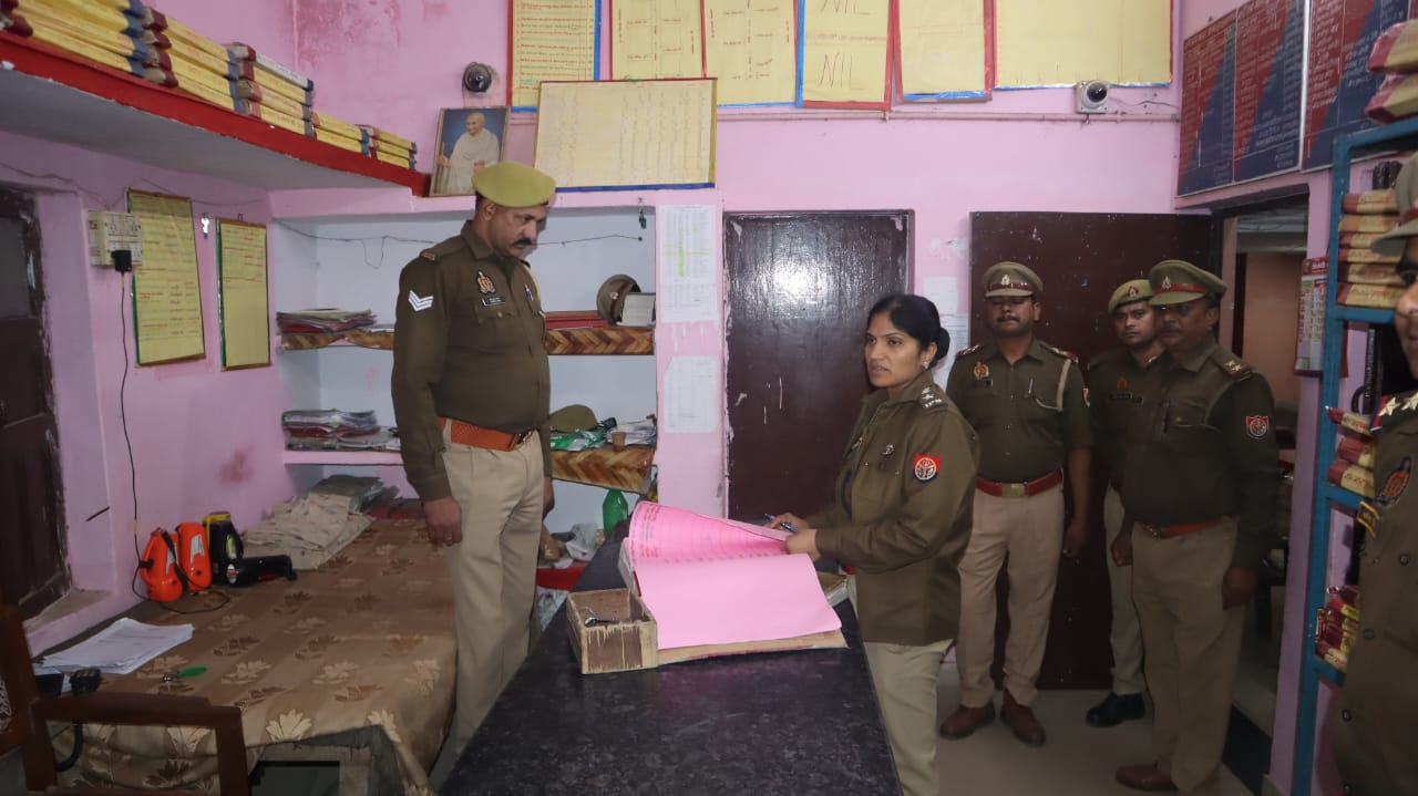 फर्रुखाबाद:थाना जहानगंज का पुलिस अधीक्षक ने किया औचक निरीक्षण, साफ-सफाई से लेकर अपराध नियंत्रण तक दिए सख्त निर्देश