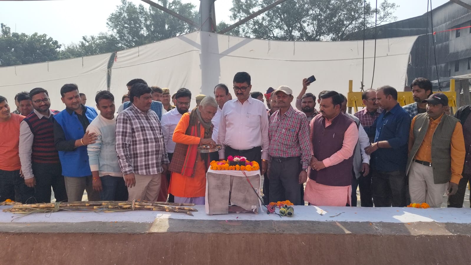 फर्रुखाबाद: कायमगंज चीनी मिल में पेराई सत्र का शुभारंभ, जिलाधिकारी ने हवन-पूजन कर दी शुरुआत
