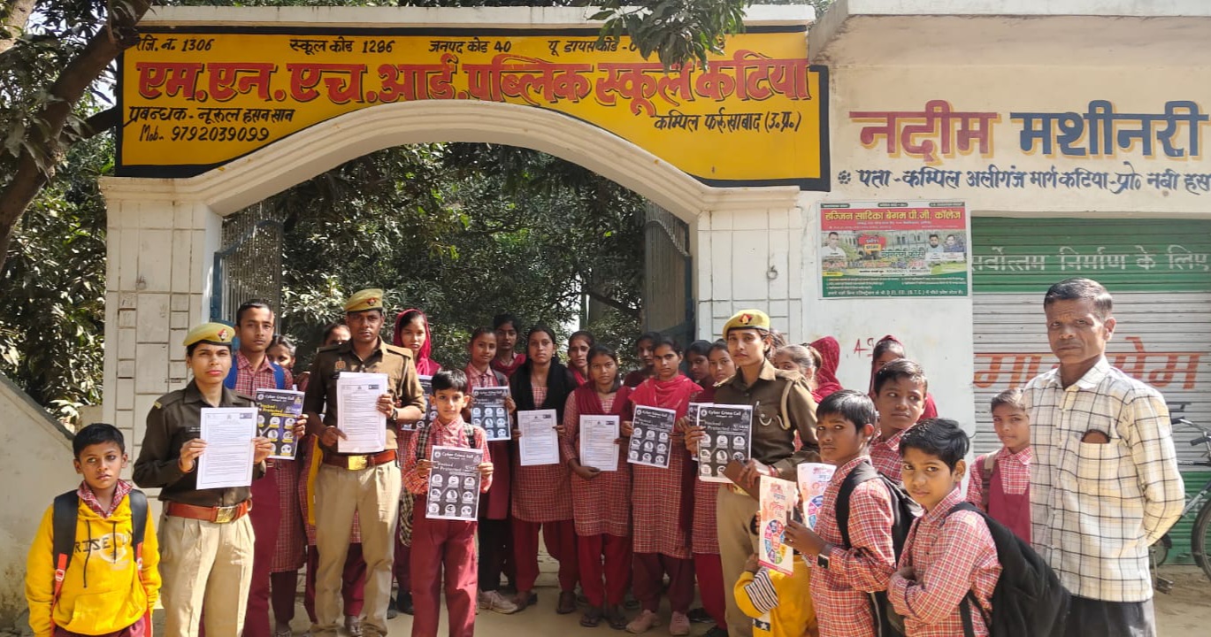 फर्रुखाबाद:मिशन शक्ति 5.0 के तहत महिला सुरक्षा विशेष दल ने थाना कम्पिल में छात्र-छात्राओं को किया जागरूक