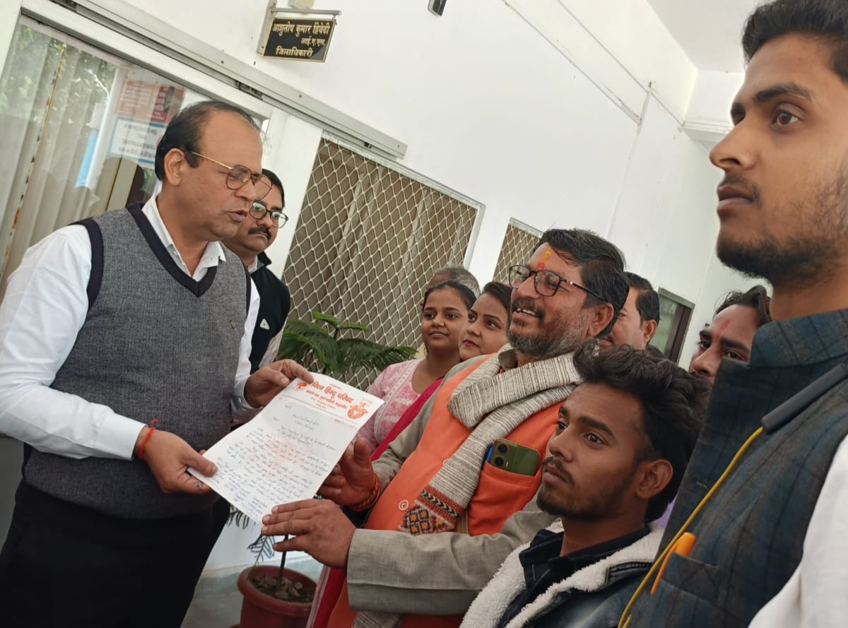 फर्रूखाबाद: मेला रामनगरिया में गैर-सनातनी को दुकान आवंटन रोकने की मांग, विहिप–बजरंग दल ने जिलाधिकारी को सौंपा ज्ञापन