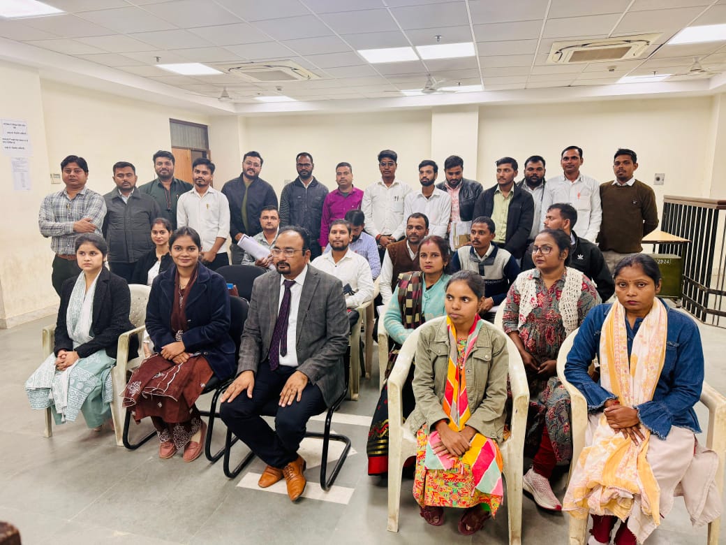 प्रयागराज :राष्ट्रीय लोक अदालत का आयोजन 13 दिसम्बर कोराष्ट्रीय लोक अदालत के सफल आयोजन हेतु समस्त परा विधिक स्वयं सेवक के साथ की गई बैठक*