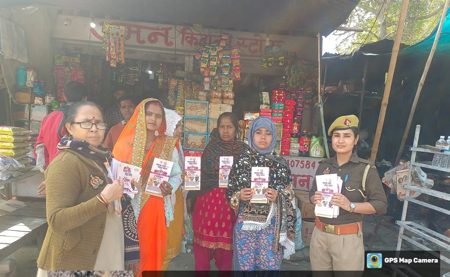 फर्रुखाबाद:जिला जेल चौराहा: महिला थाना टीम ने महिलाओं व बालिकाओं को दिए सुरक्षा से जुड़े महत्वपूर्ण हेल्पलाइन नंबरों की जानकारी