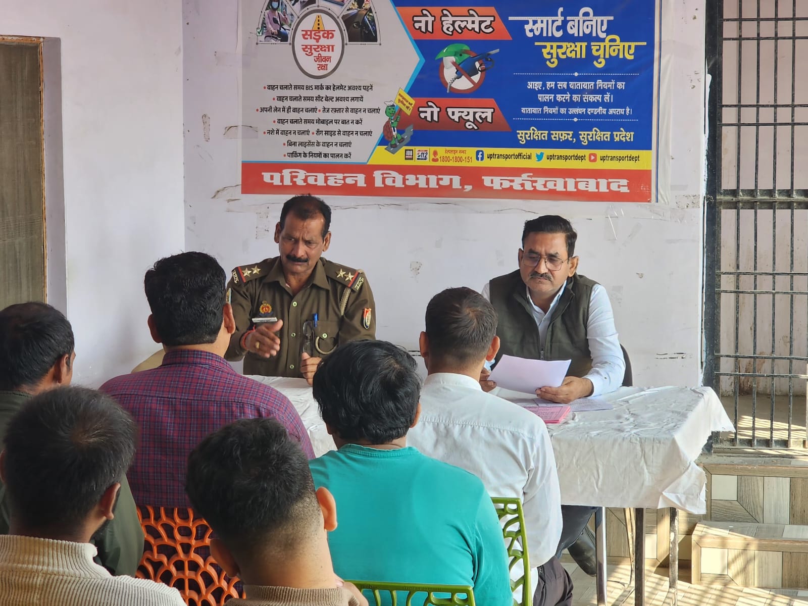 फर्रुखाबाद: व्यावसायिक वाहनों पर रिफ्लेक्टिव टेप अनिवार्य, नियमों का उल्लंघन पर ₹10,000 जुर्माना — 2 वाहन सीज