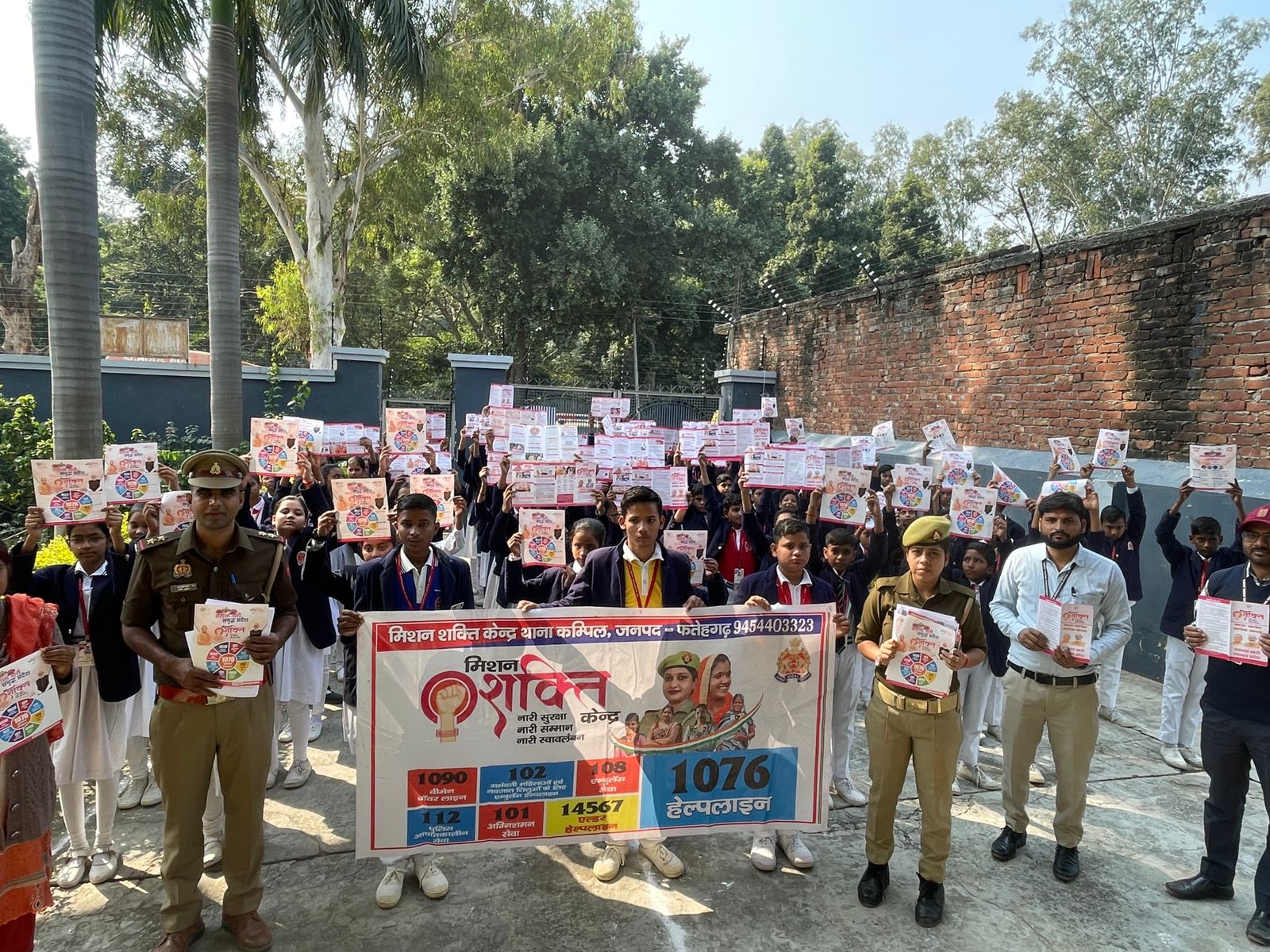 फर्रुखाबाद:थाना कम्पिल पुलिस ने VHL स्कूल में छात्रों को दी सुरक्षा हेल्पलाइन की जानकारी