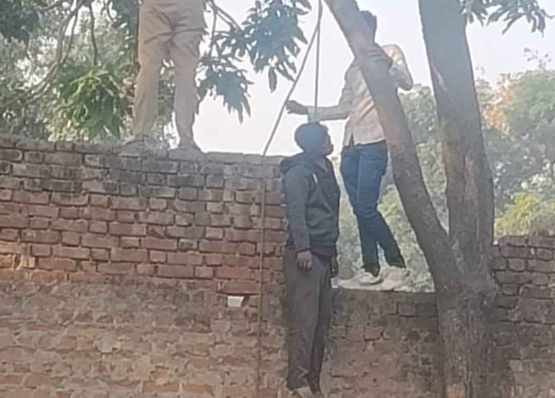 फर्रुखाबाद: कर्ज और तनाव से परेशान ड्राइवर ने फांसी लगाकर की आत्महत्या, परिवार में कोहराम