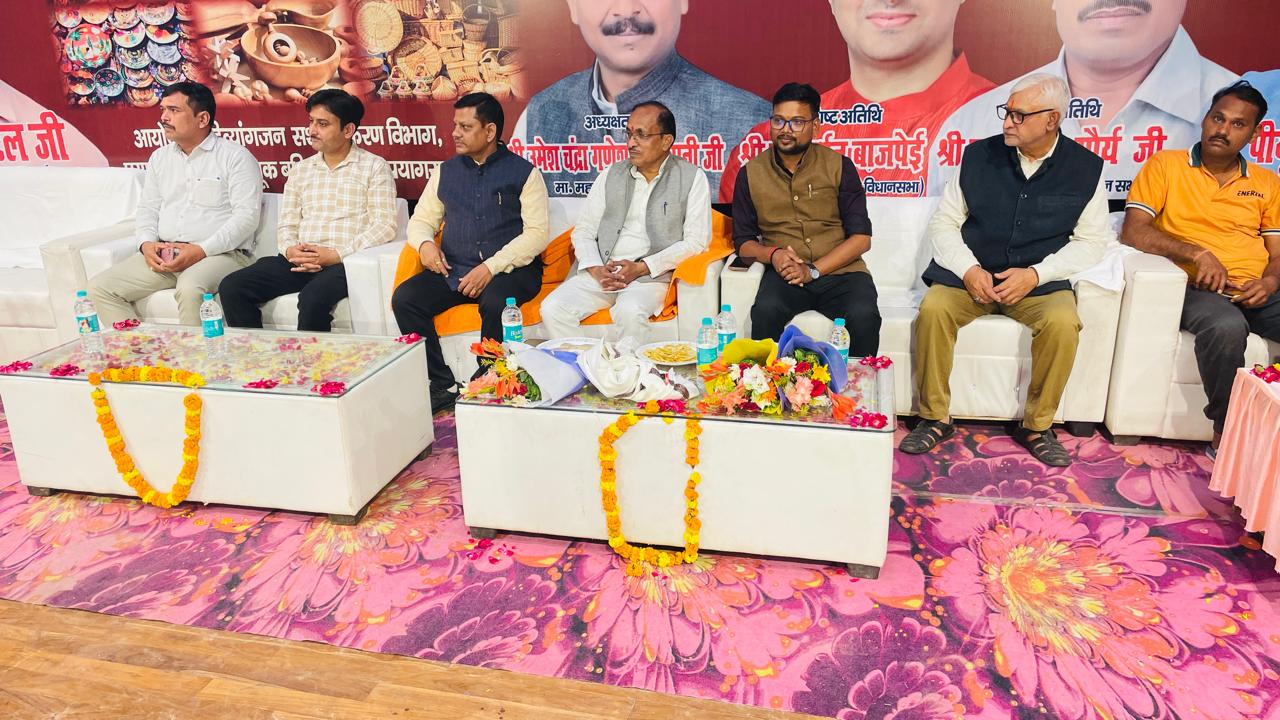 प्रयागराज में आयोजित त्रिदिवसीय दिव्य कला एवं कौशल प्रदर्शनी का उद्घाटन विधायक फाफामऊ गुरु प्रसाद मौर्य  ने किया