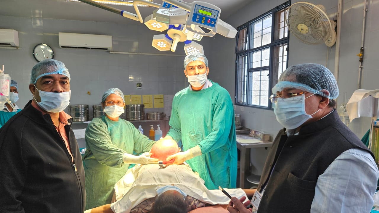 फर्रुखाबाद:डॉ.राममनोहर लोहिया अस्पताल में मेजर डॉ.रोहित तिवारी ने 13.5 किलो का ट्यूमर निकालकर बचाई 45 वर्षीय महिला की जान।