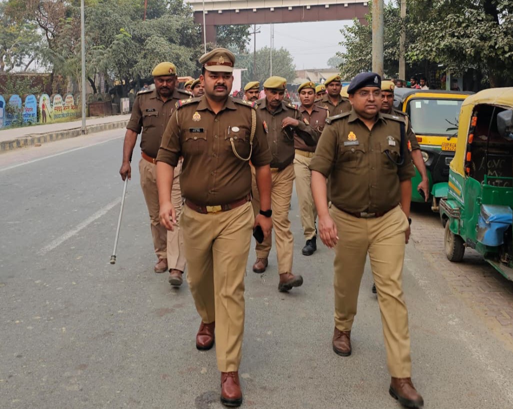 फर्रुखाबाद: अपर पुलिस अधीक्षक ने मेरापुर में कानून-व्यवस्था हेतु पैदल गश्त की
