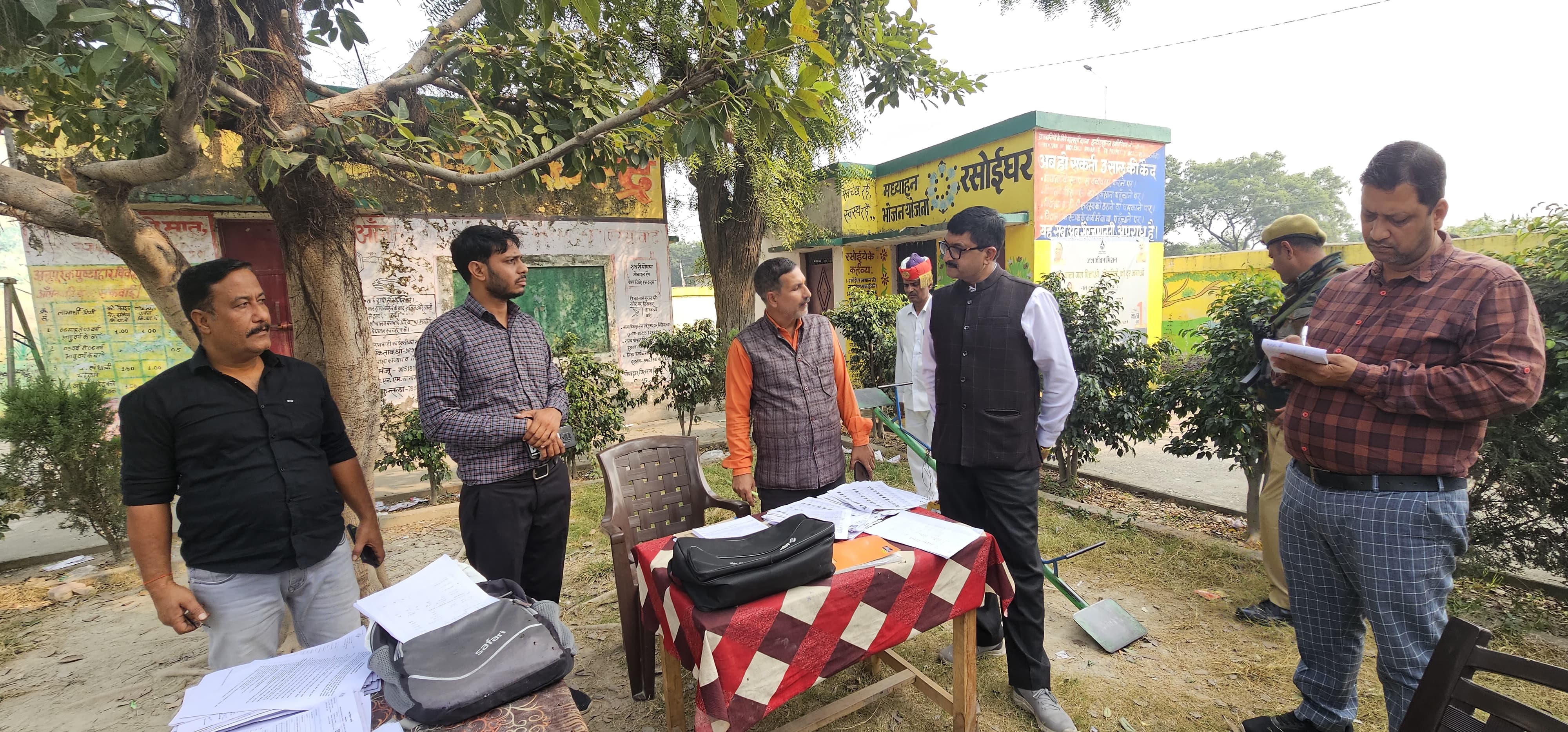 फर्रूखाबाद: विशेष प्रगाढ़ पुनरीक्षण अभियान के तहत डीएम ने किया बूथों का निरीक्षण।