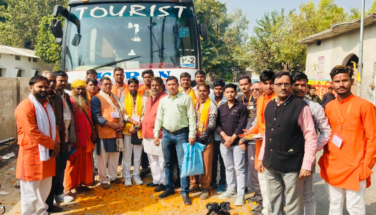 फर्रुखाबाद:श्री राम जन्मभूमि मंदिर ध्वजारोहण समारोह के लिए श्रद्धालुओं का प्रस्थान — विश्व हिंदू परिषद ने किया भव्य पूजन व शुभारंभ
