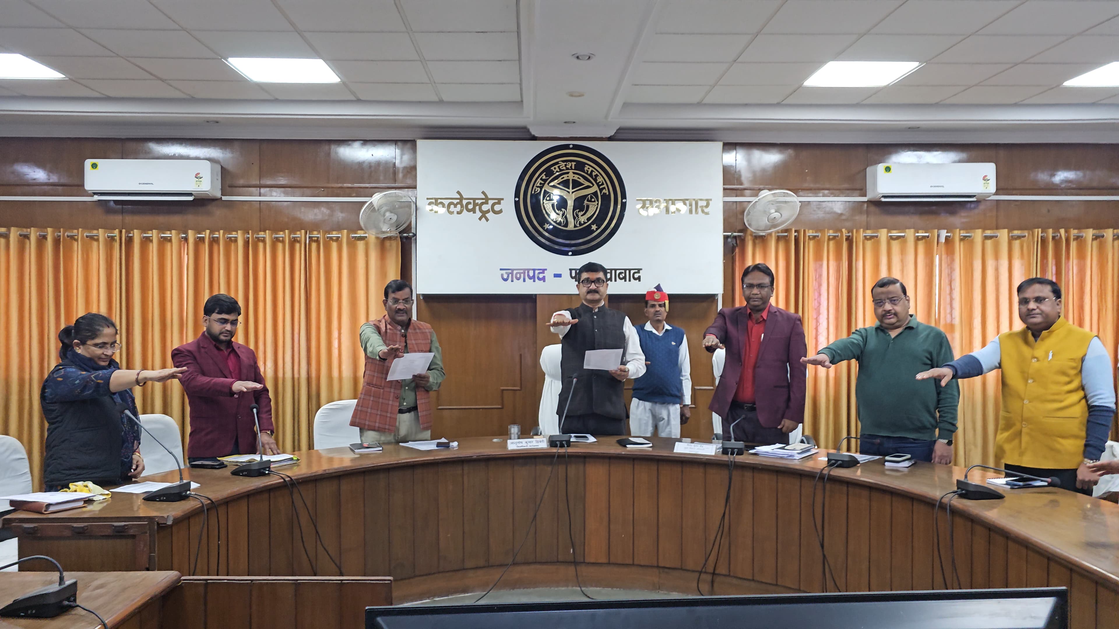 फर्रुखाबाद: संविधान दिवस पर कलेक्ट्रेट सभागार में डीएम ने दिलाई शपथ, मुख्यमंत्री के लाइव प्रसारण को देखा