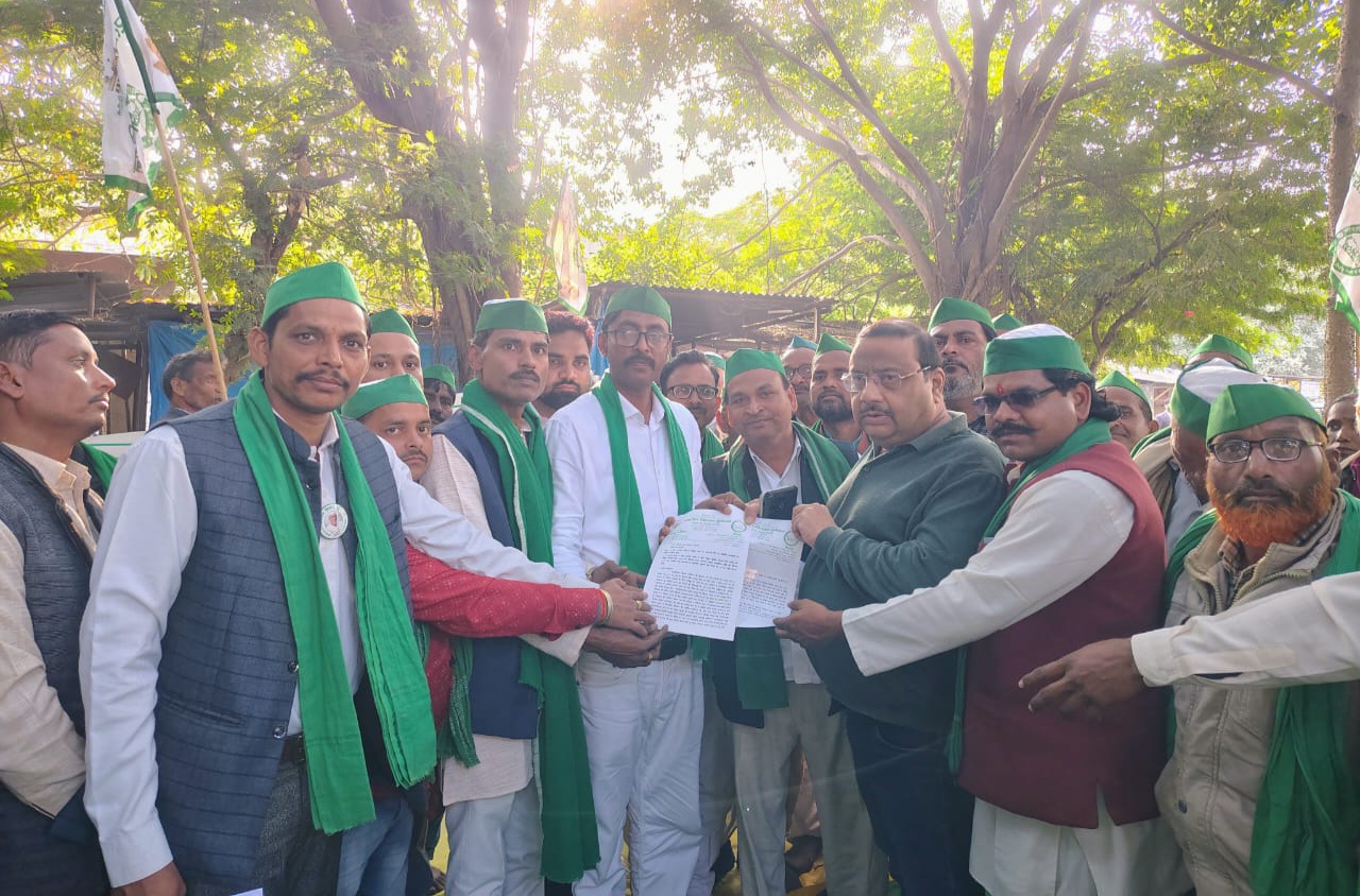 फर्रुखाबाद: संयुक्त किसान मोर्चा के आह्वान पर किसानों का जोरदार प्रदर्शन, राष्ट्रपति व डीएम को सौंपा गया दो सूत्रीय ज्ञापन