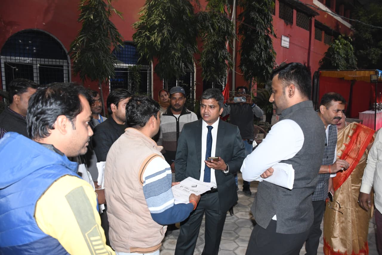 प्रयागराज: विशेष प्रगाढ़ पुनरीक्षण अभियान के तहत फार्मों के कलेक्शन एवं डिजिटाइजेशन के कार्य में तेजी लाये जाने के दृष्टिगत जिलाधिकारी नें आर्य कन्या पीजी कालेज व अन्य बूथों का किया निरीक्षण