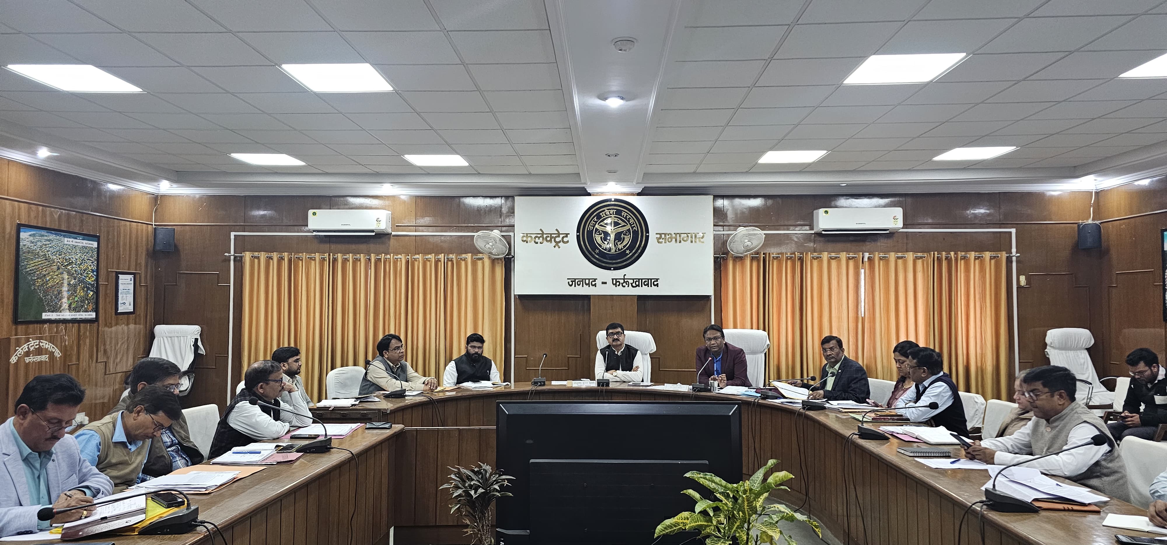 फर्रुखाबाद:सीएम डैशबोर्ड समीक्षा बैठक में जिलाधिकारी हुए सख्त, पिछड़ने वाले विभागों को रैंक सुधारने के निर्देश