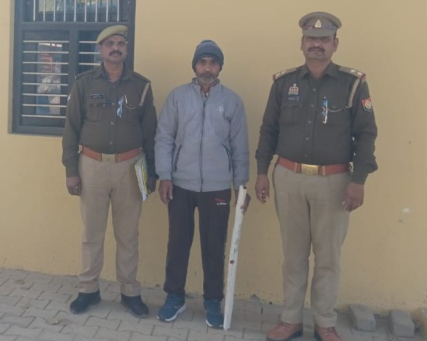 फर्रुखाबाद:थाना कम्पिल पुलिस ने गैरइरादतन हत्या के वांछित अभियुक्त को आला-क़त्ल सहित दबोचा