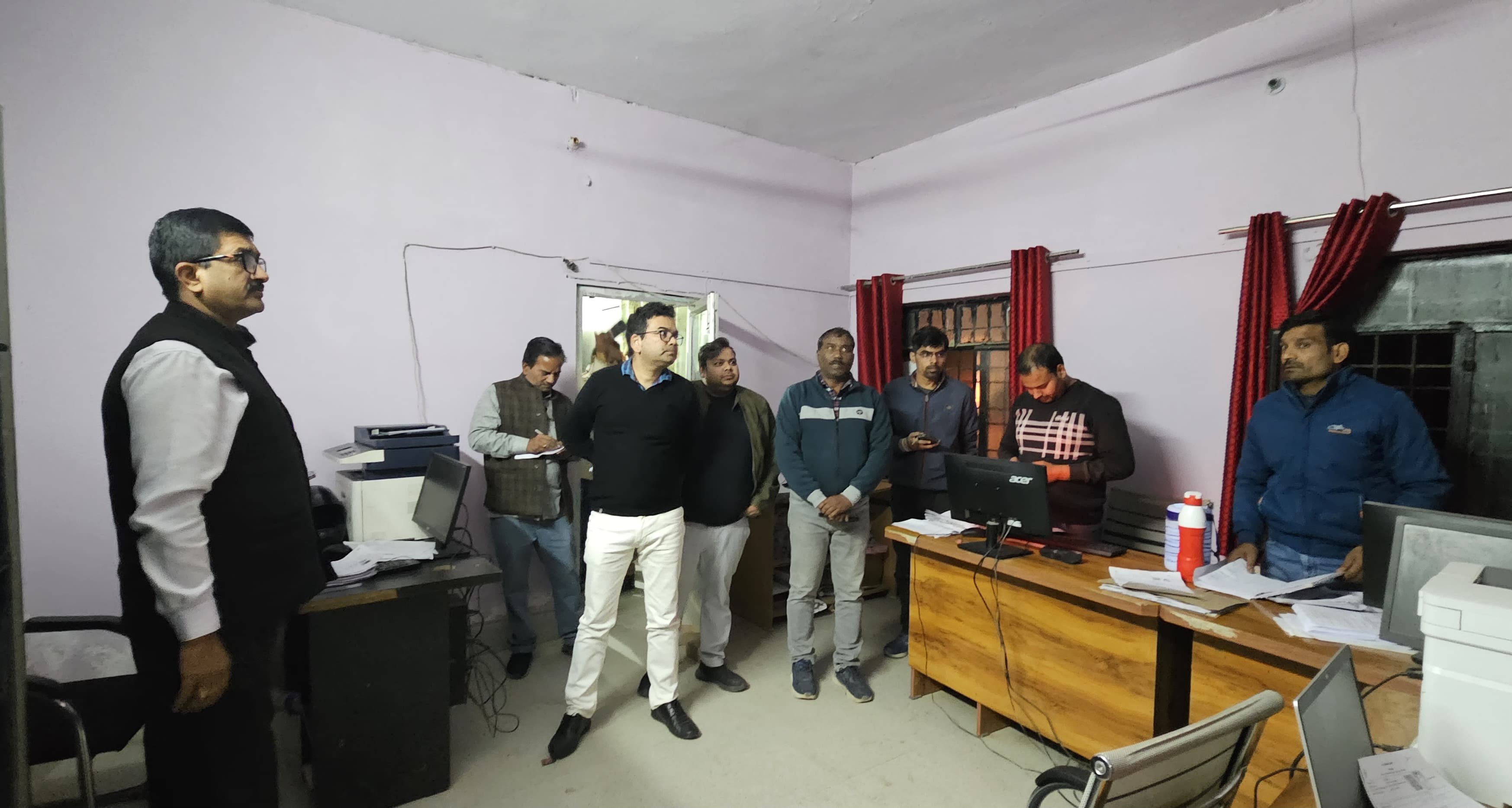 फर्रूखाबाद: विशेष प्रगणना पुनरीक्षण अभियान का जिलाधिकारी ने किया निरीक्षण
