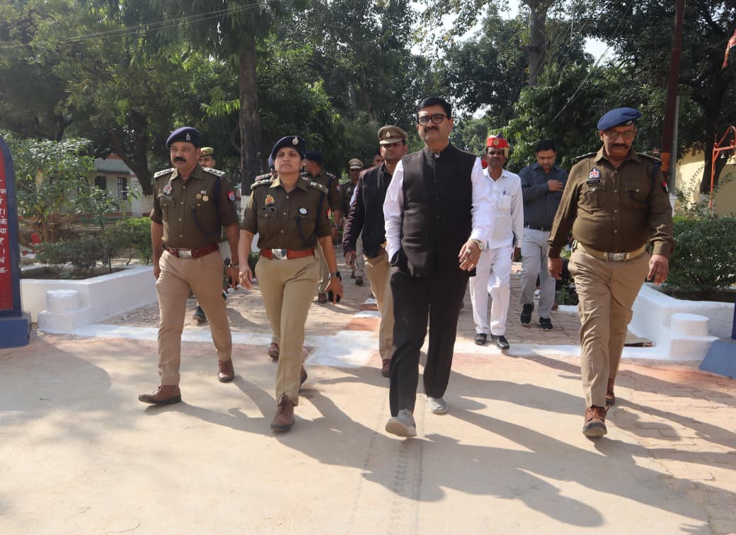 फर्रुखाबाद:जिलाधिकारी व पुलिस अधीक्षक ने जिला व केंद्रीय कारागार का किया संयुक्त निरीक्षण।