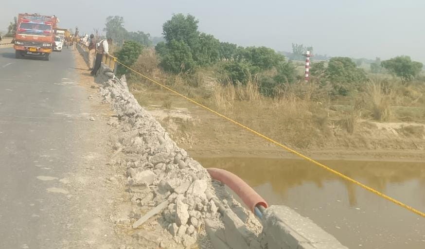 फर्रुखाबाद:रामगंगा पुल पर बड़ा हादसा: गन्ना लदा ट्रक नदी में गिरा, चालक ने तैरकर बचाई जान