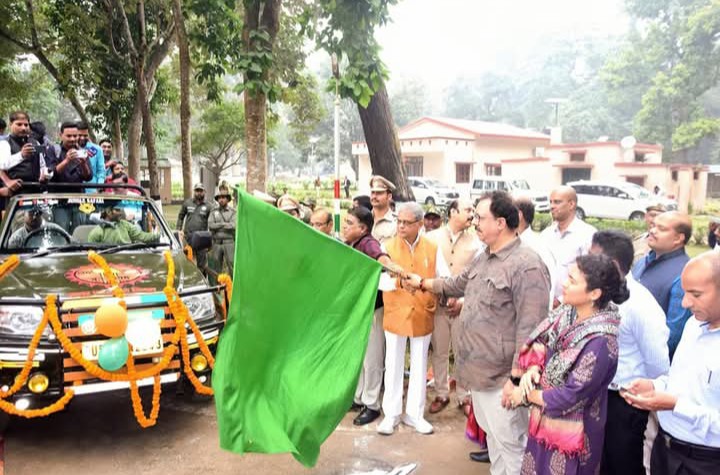 लखीमपुर खीरी : राज्यमंत्री ने दुधवा टाइगर रिजर्व का किया शुभारंभ, सफारी को हरी झंडी दिखाकर किया रवाना