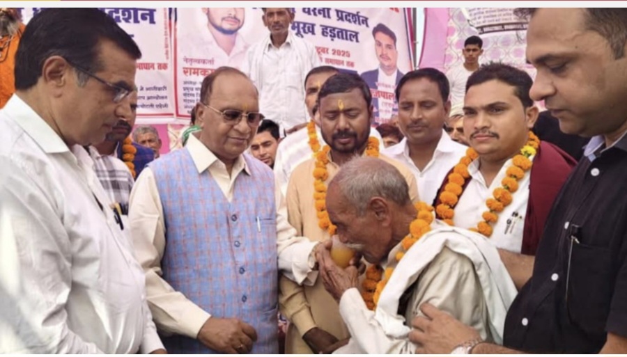 फर्रुखाबाद:भाजपा विधायक सुशील शाक्य ने कायमगंज में जूस पिलाकर अनशन समाप्त कराया, तटबंध निर्माण का दिया आश्वासन