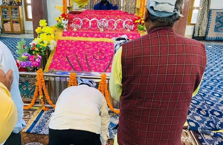 लखीमपुर खीरी : गुरु नानक देव जी के 556वें प्रकाश पर्व पर गुरुद्वारा में गोला विधायक ने माथा टेक उनकी पावन स्मृतियों को किया नमन