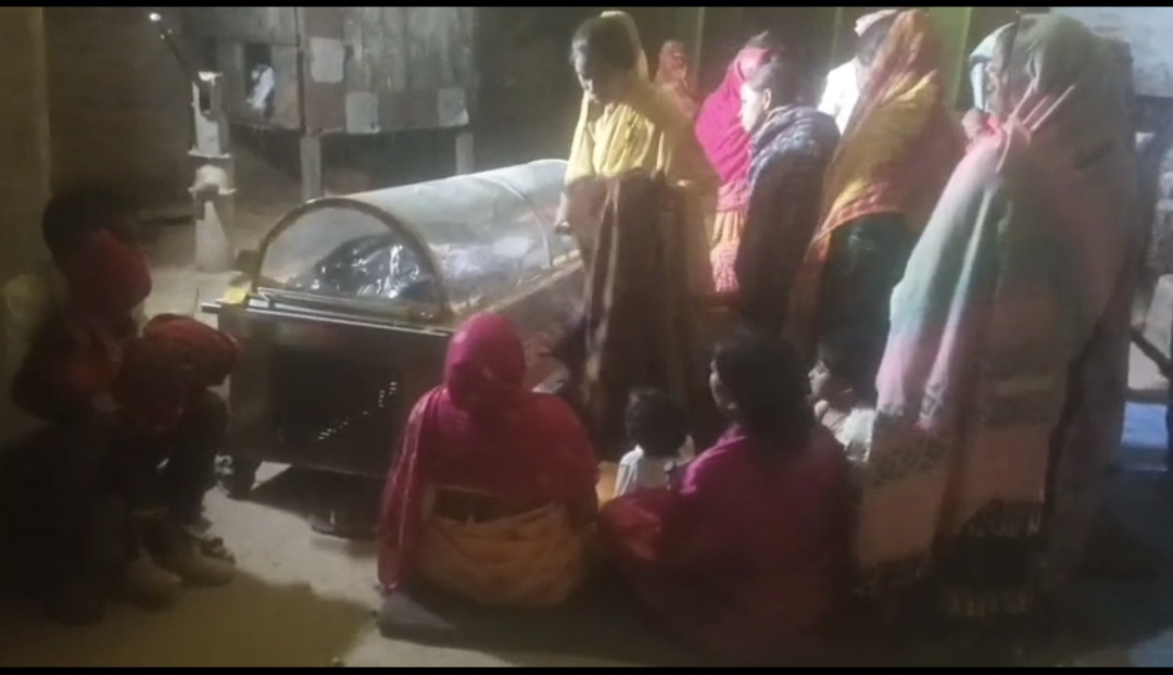 फर्रुखाबाद:स्कूल बस की टक्कर से युवक की दर्दनाक मौत, पत्नी का रो-रोकर बुरा हाल